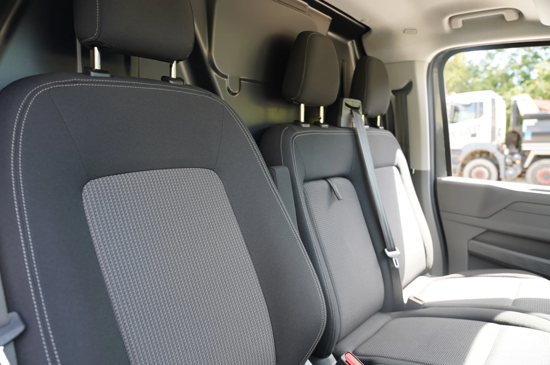 Volkswagen-Transporter-image-9
