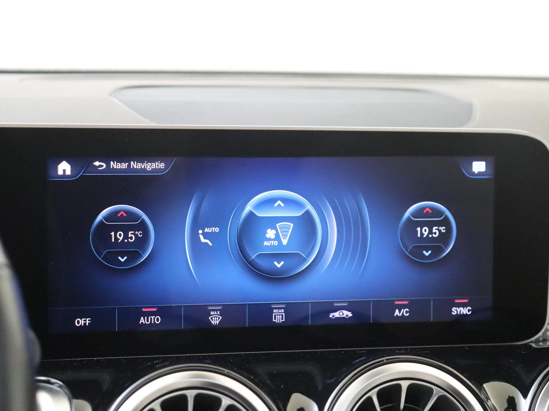 Mercedes-Benz-GLB-image-17