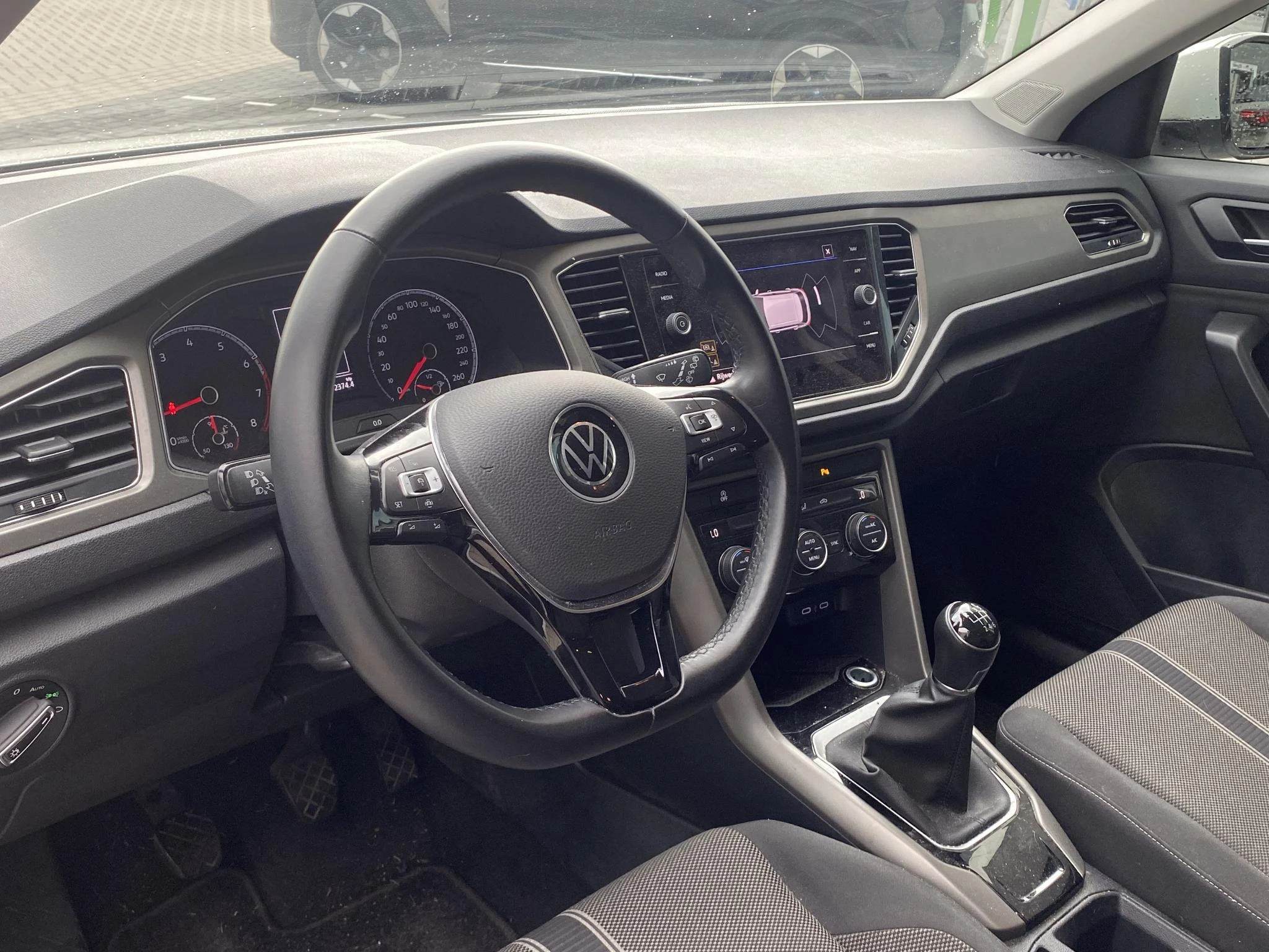 Volkswagen-T-Roc-image-3