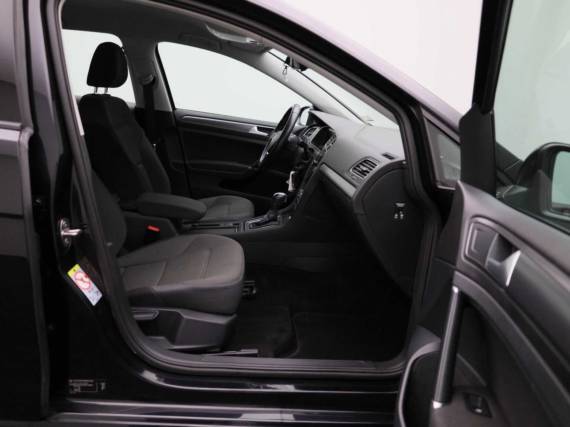 Volkswagen-e-Golf-image-32