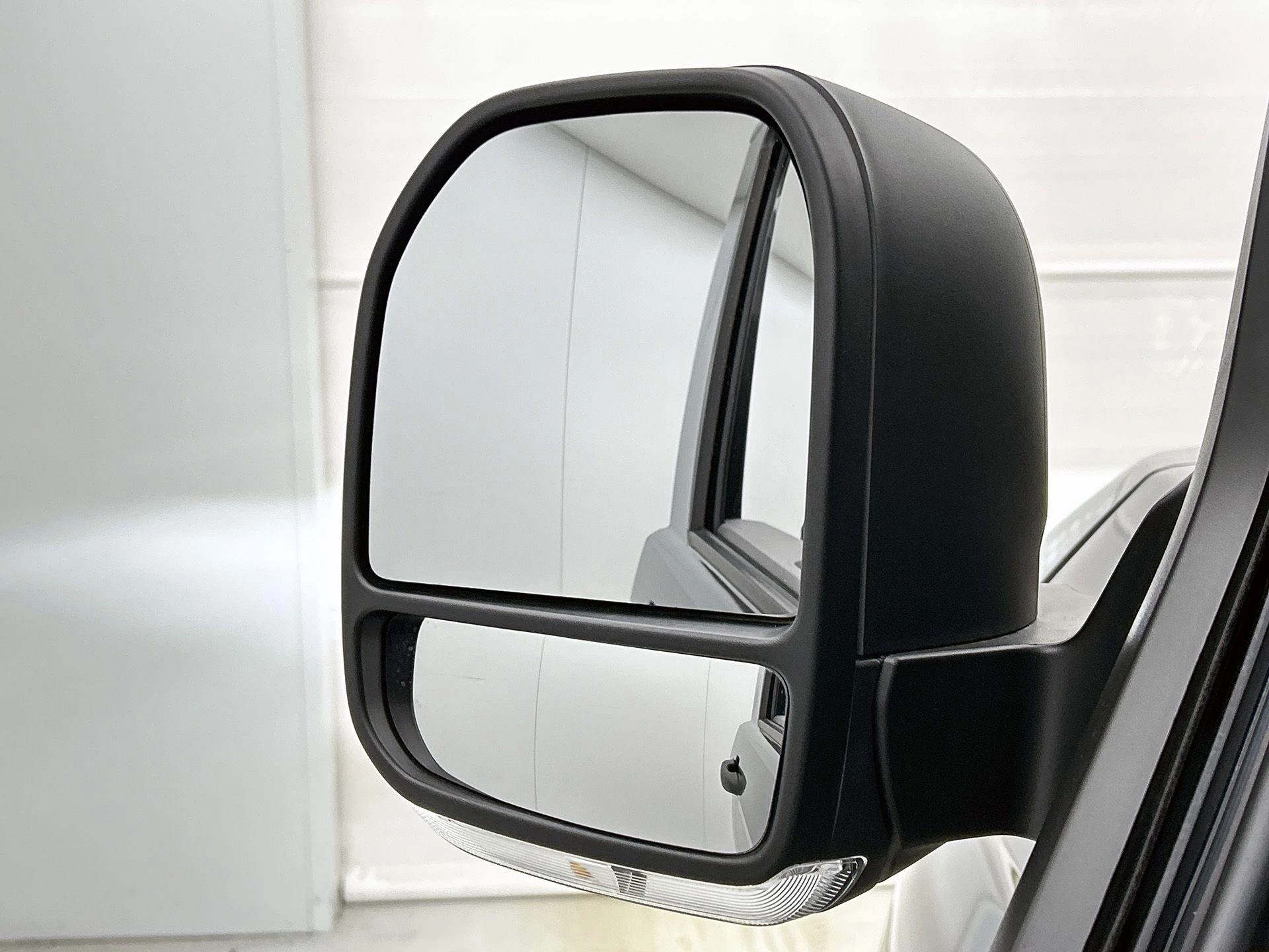 Volkswagen-e-Transporter-image-23