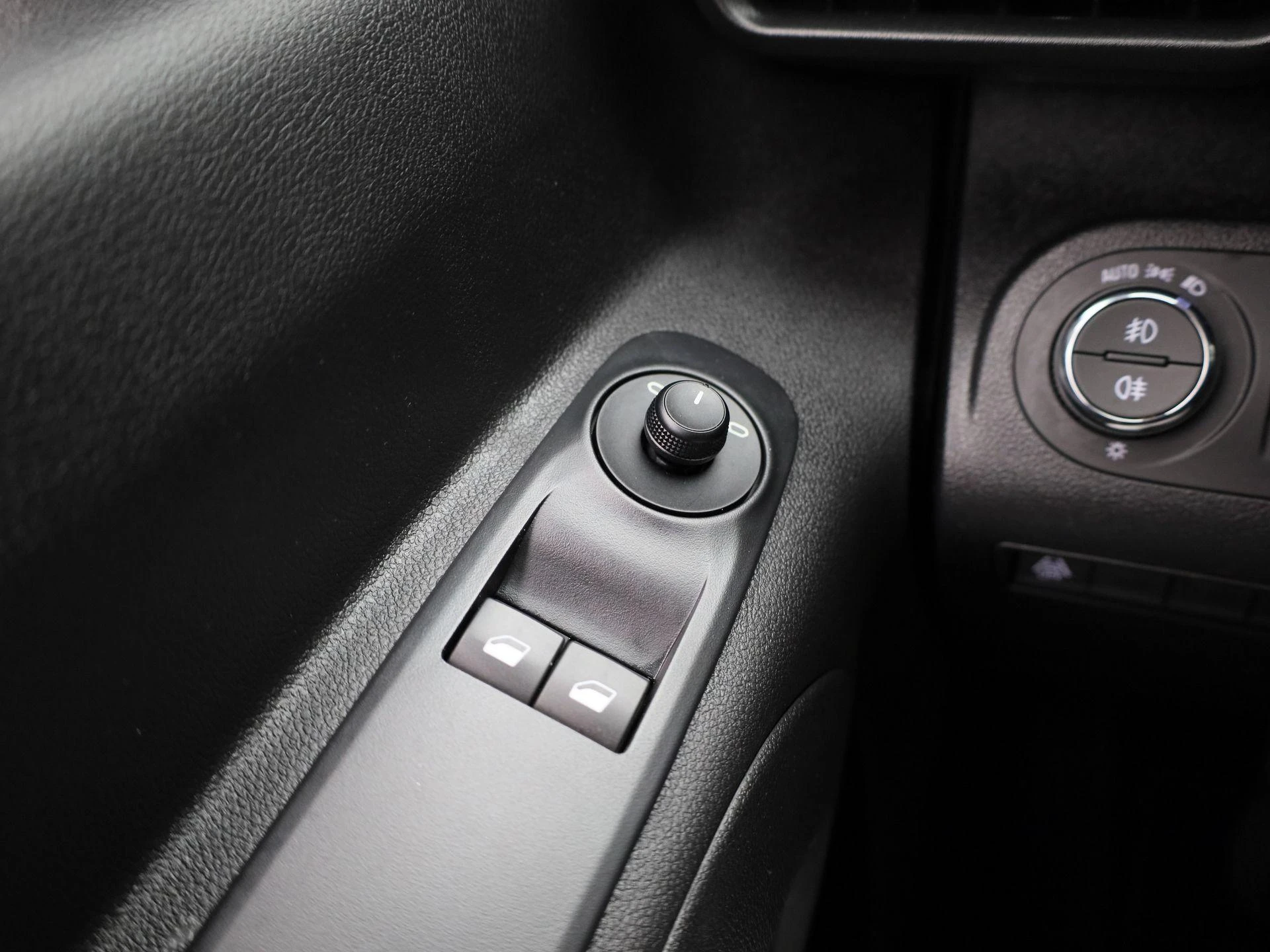Opel-Combo Life-image-21