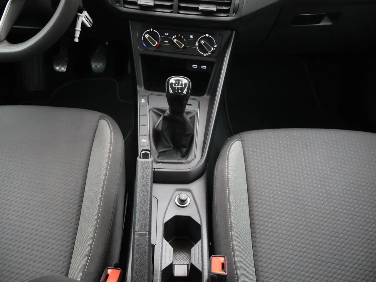 Volkswagen-Polo-image-19