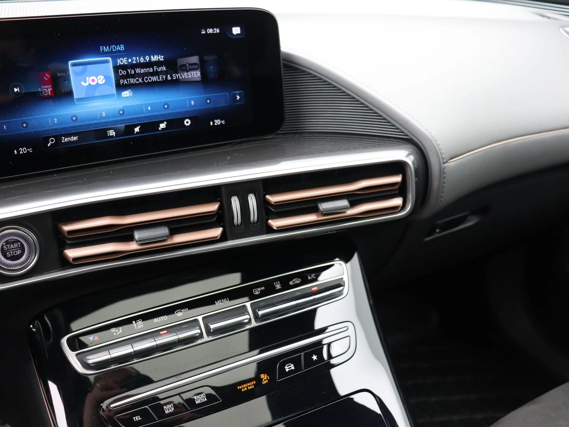 Mercedes-Benz-EQC-image-11