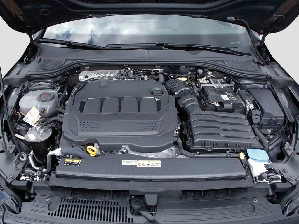 Volkswagen Golf VIII 2.0 TDI DSG R-Line Black Style 18" AHK Navi+VC ACC LED RFK+PDC SHZ