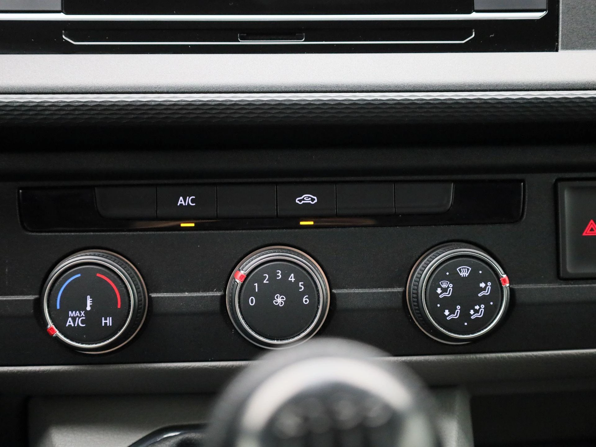 Volkswagen-Transporter-image-21