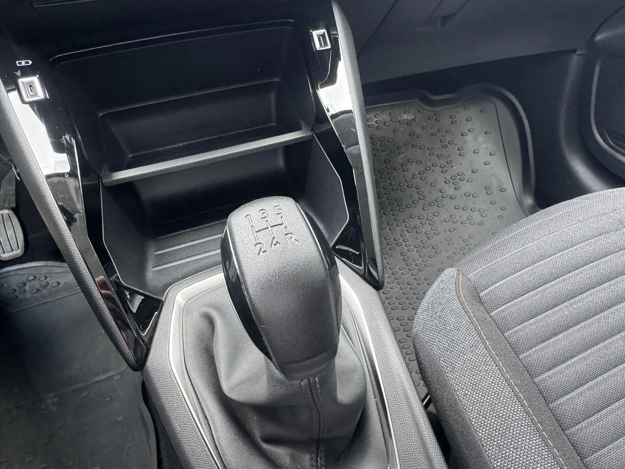 Peugeot-208-image-19