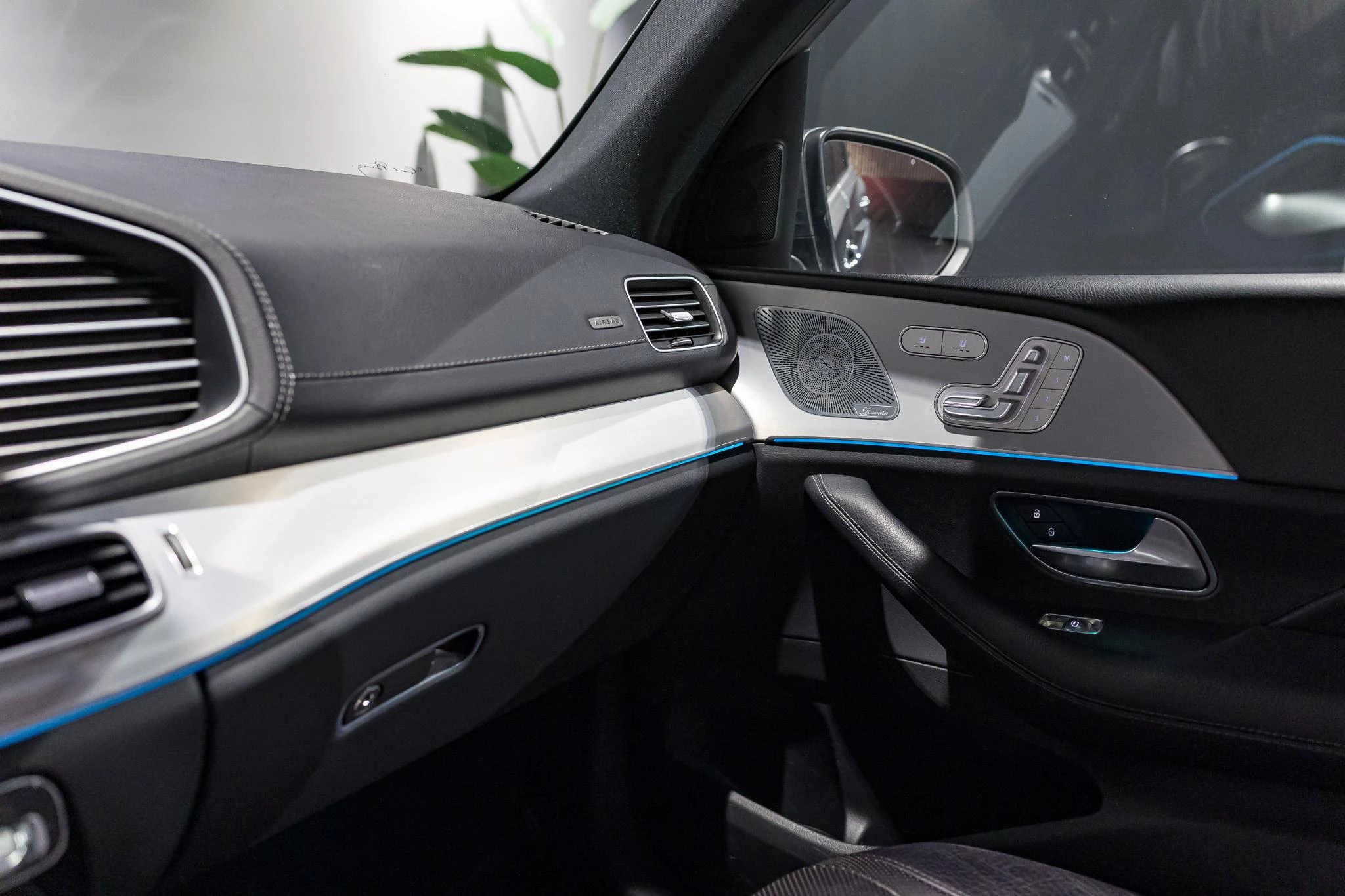 Mercedes-Benz-GLS-image-51