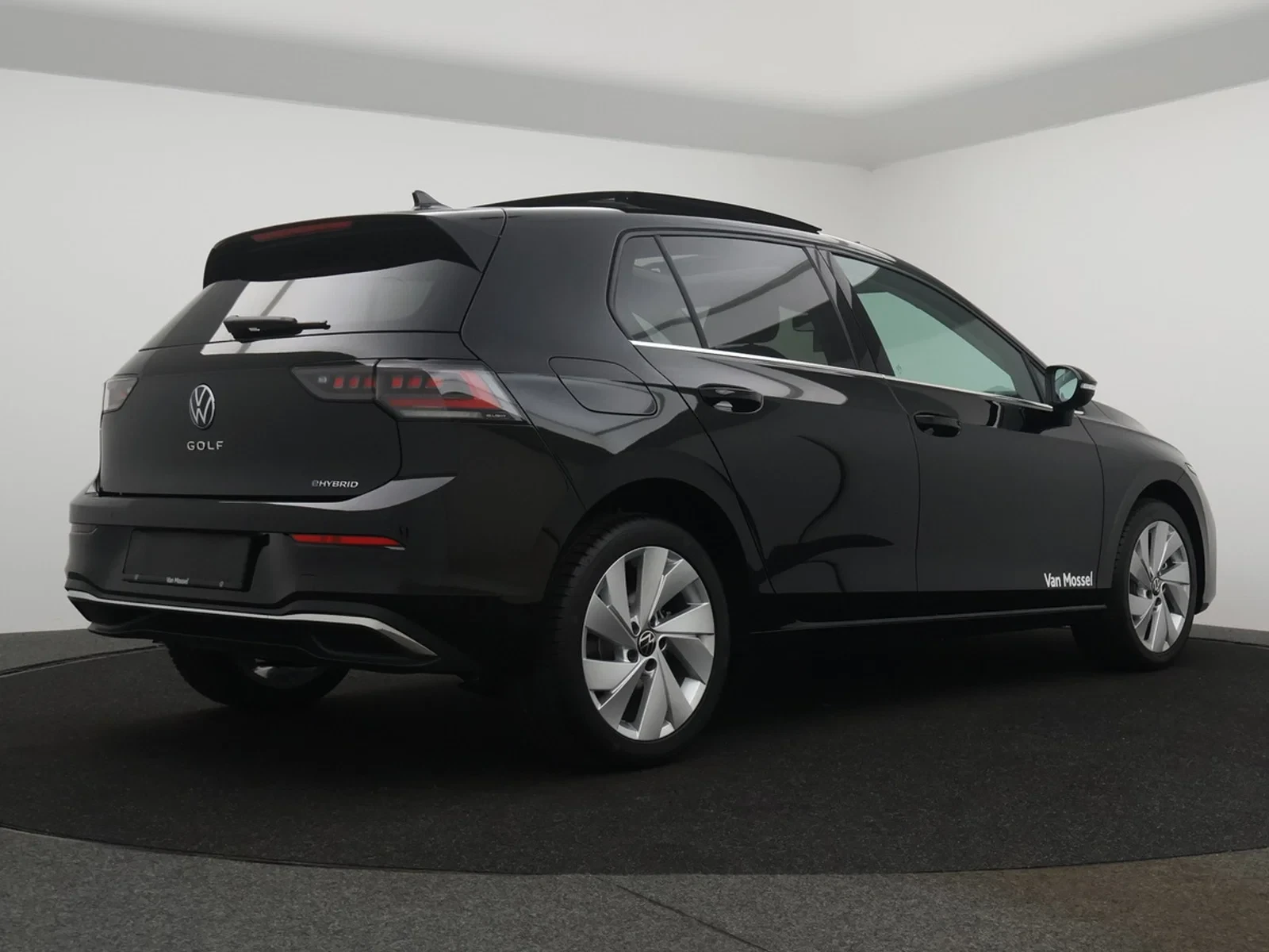 Volkswagen-Golf-image-1