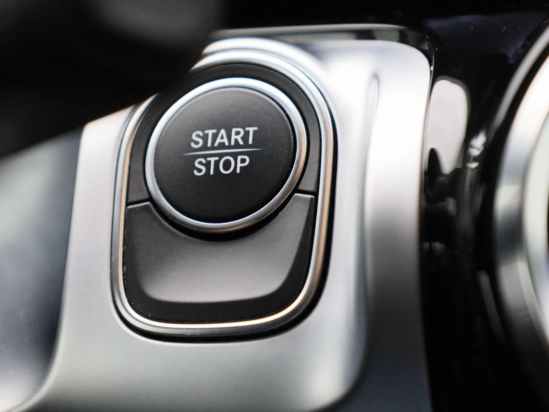 Mercedes-Benz-EQB-image-22