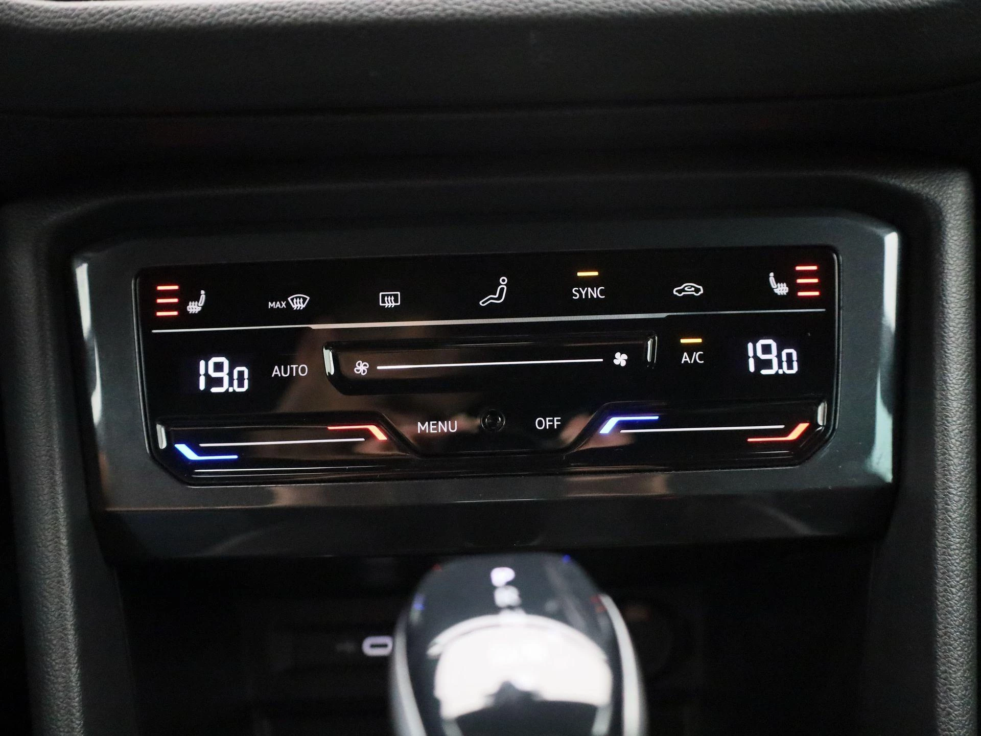 Volkswagen-Tiguan-image-17