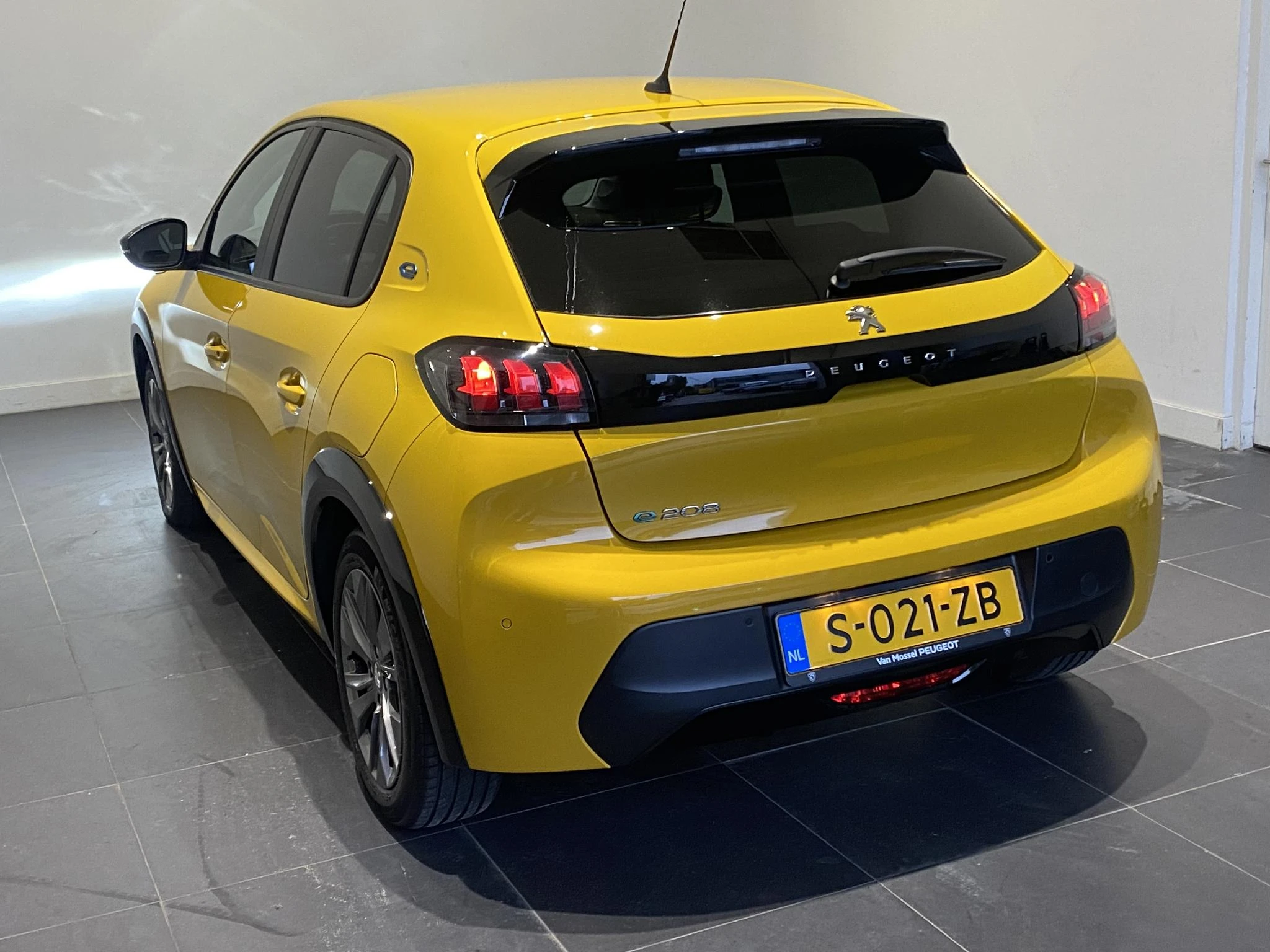Peugeot-e-208-image-35