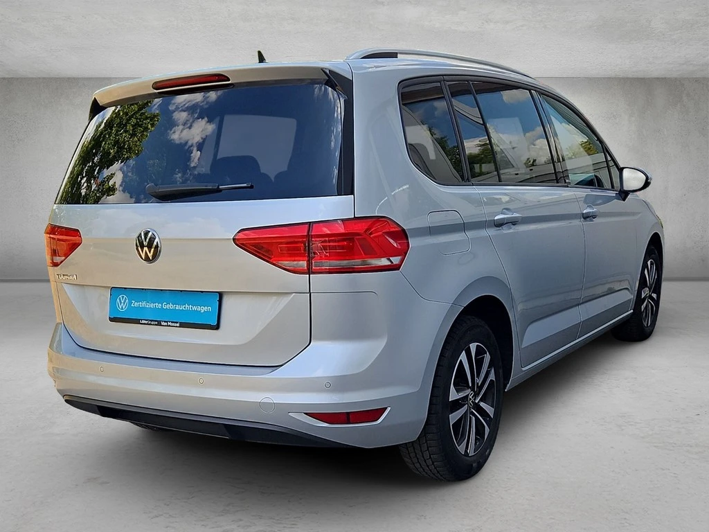 Volkswagen-Touran-image-2