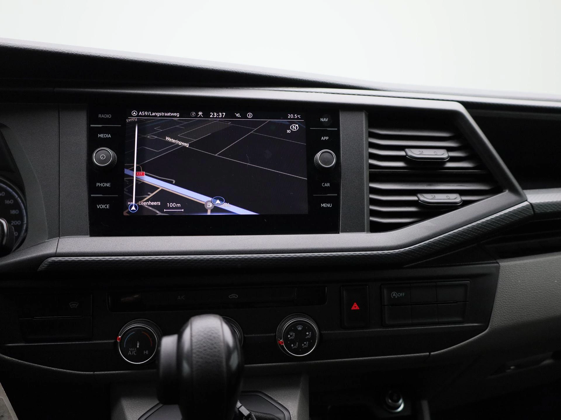Volkswagen-Transporter-image-8
