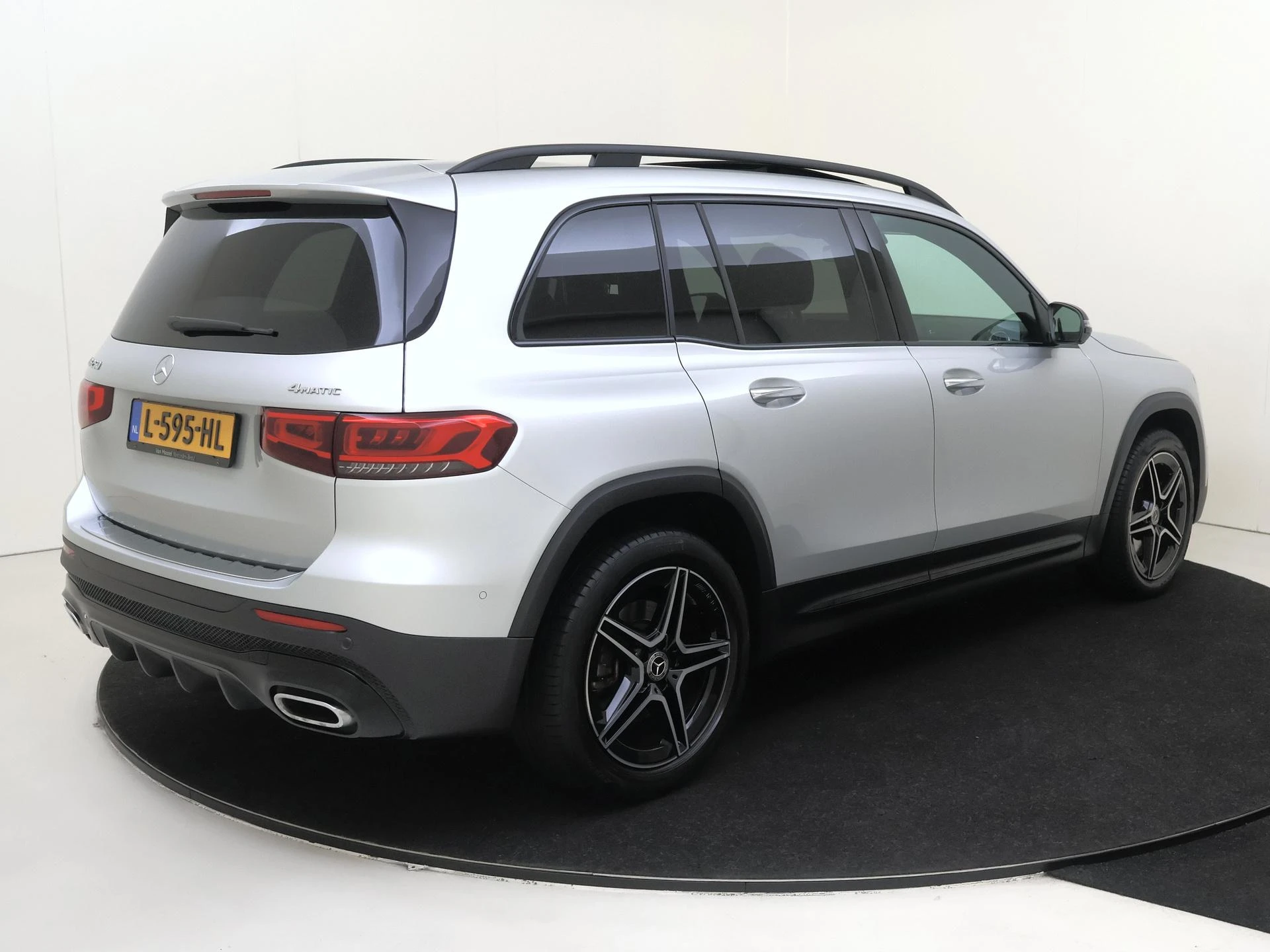 Mercedes-Benz-GLB-image-1