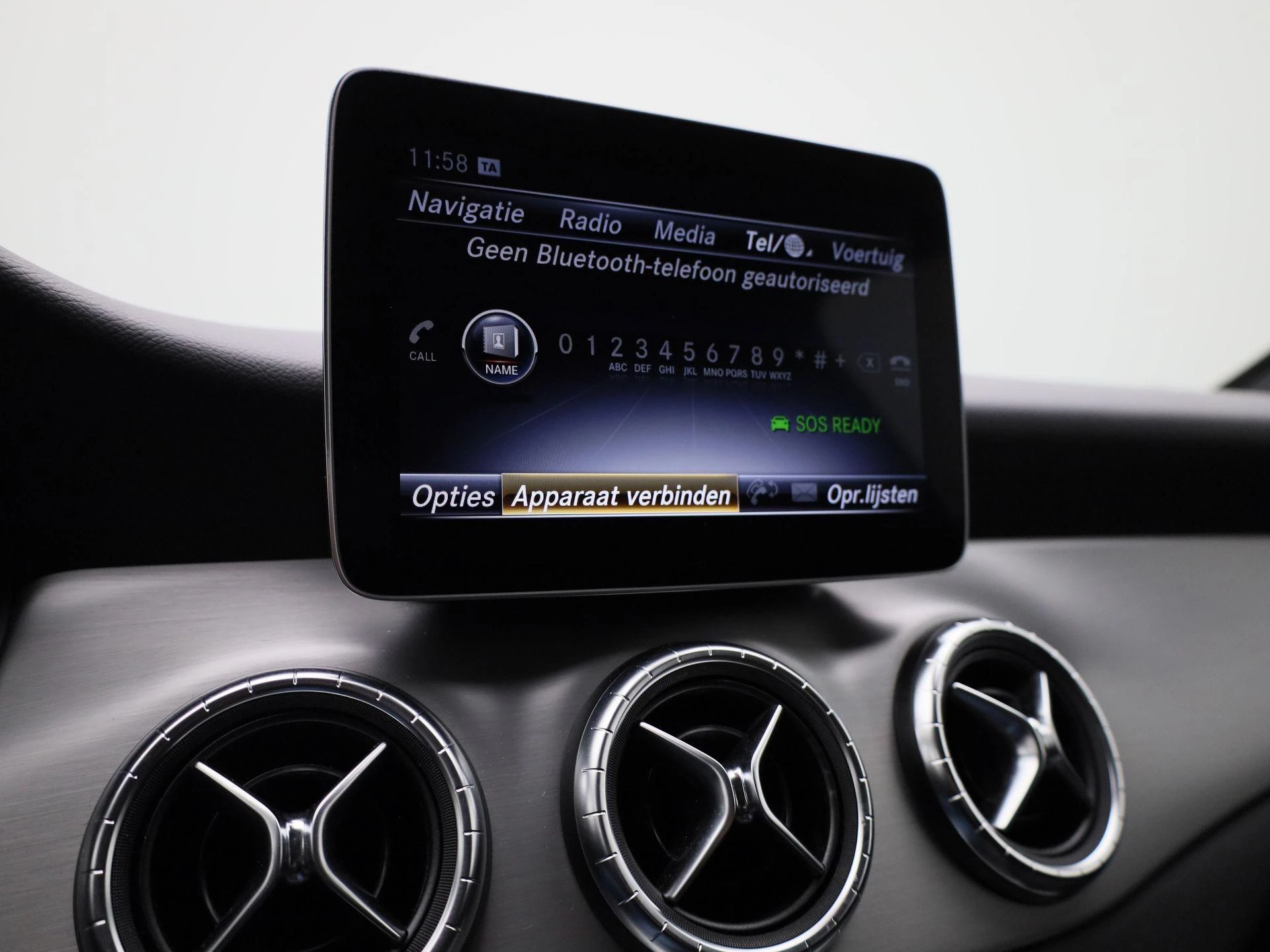 Mercedes-Benz-CLA-image-24