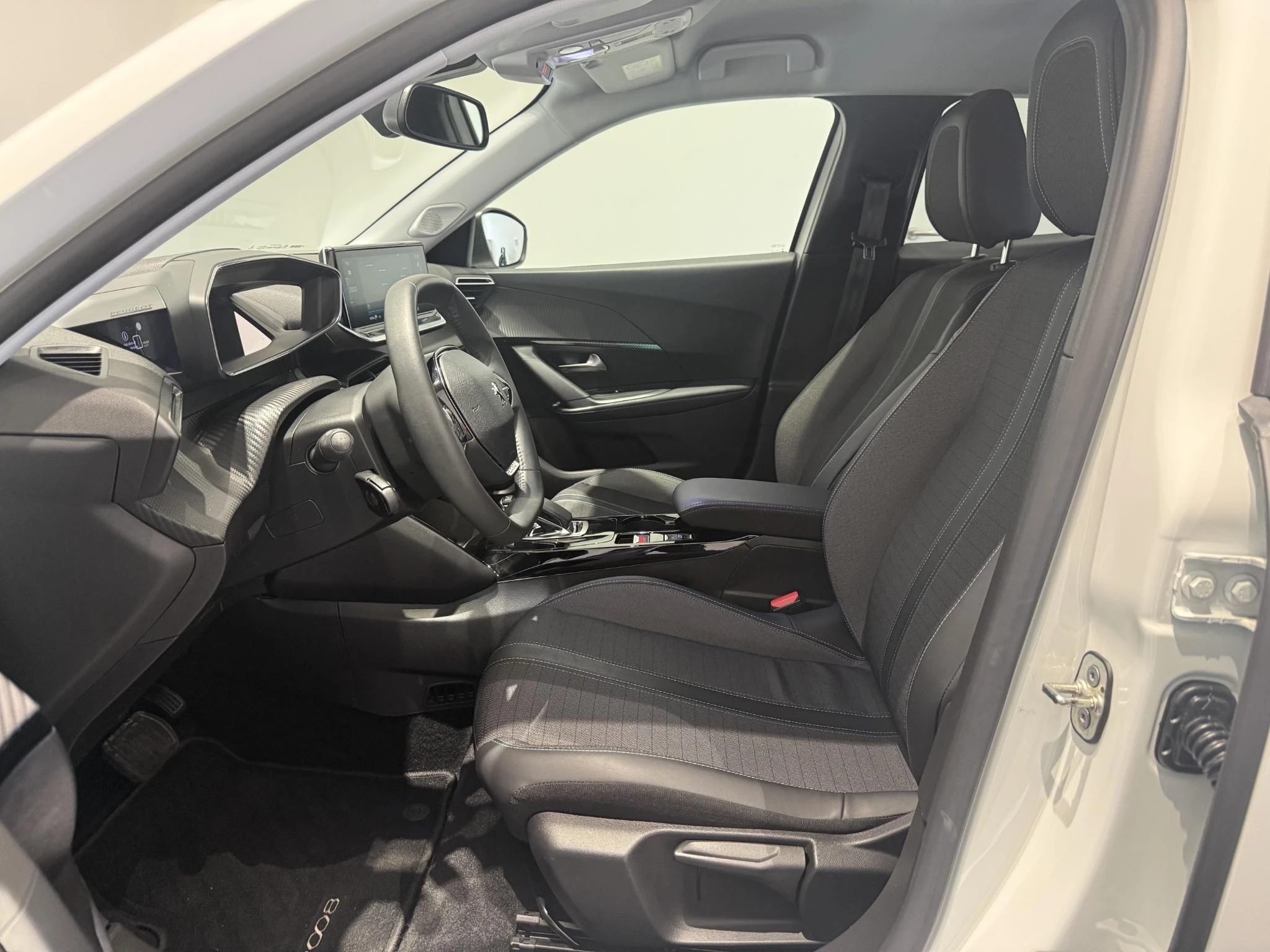 Peugeot-e-2008-image-8