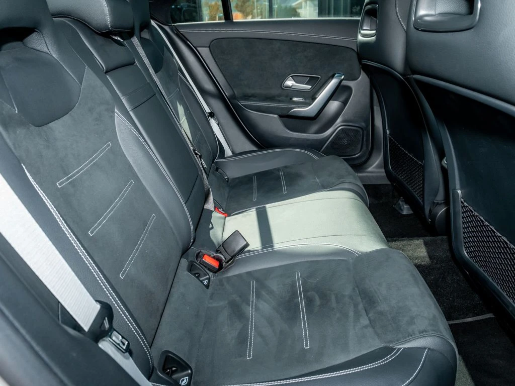 Mercedes-Benz-CLA 200-image-12