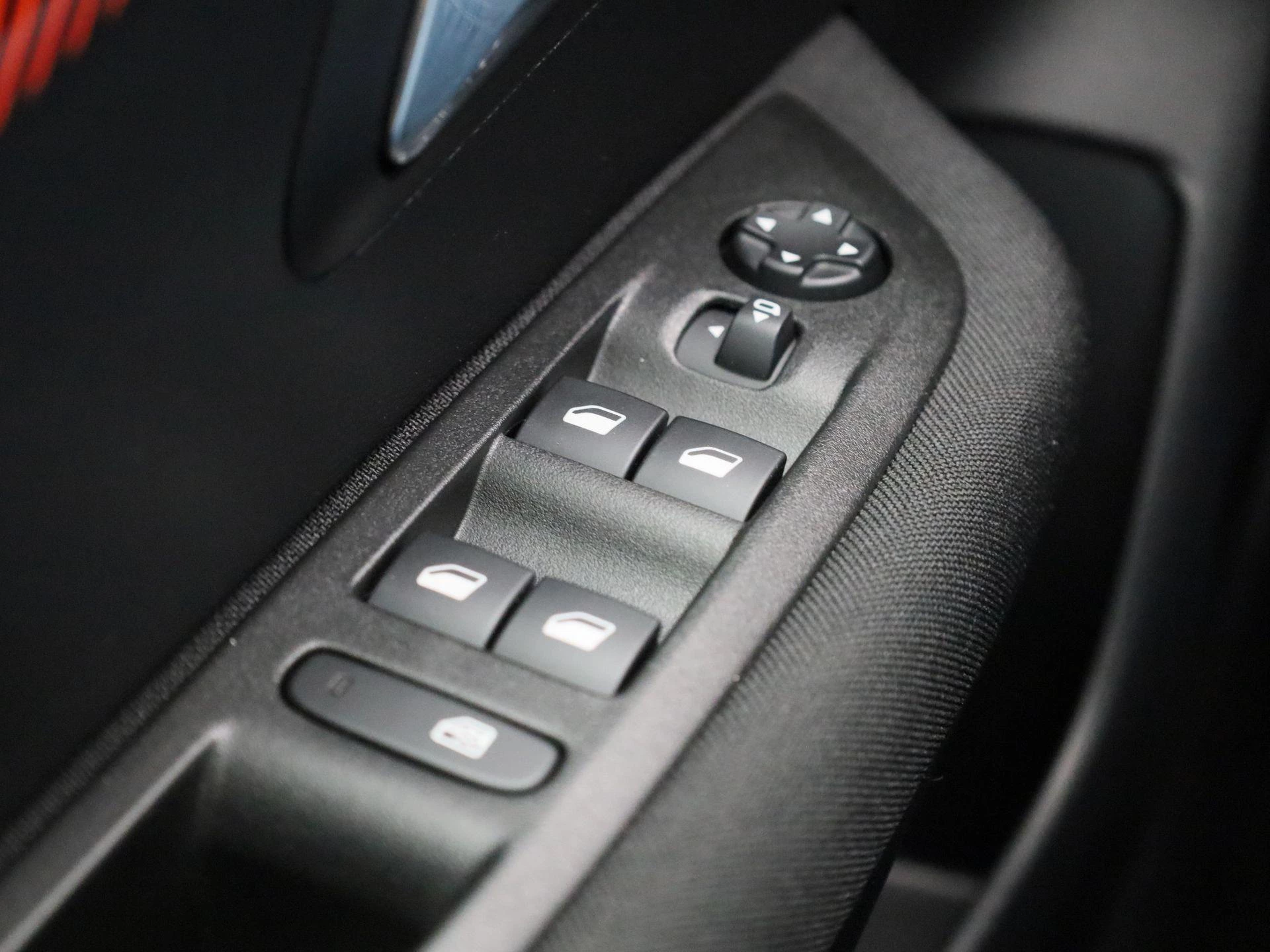 Peugeot-e-208-image-30