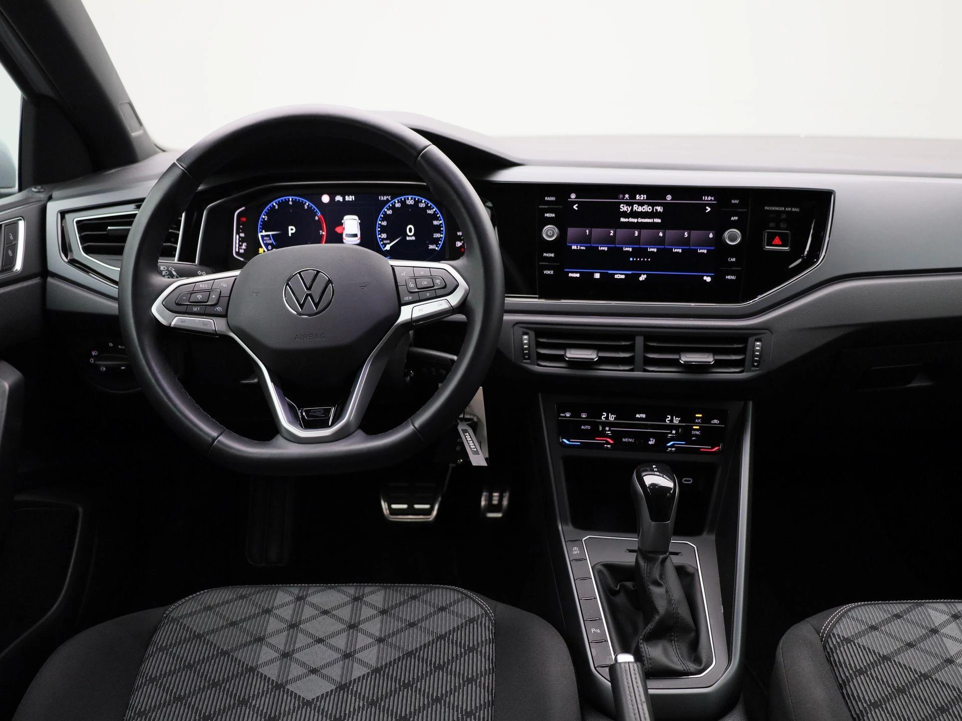 Volkswagen-Polo-image-6