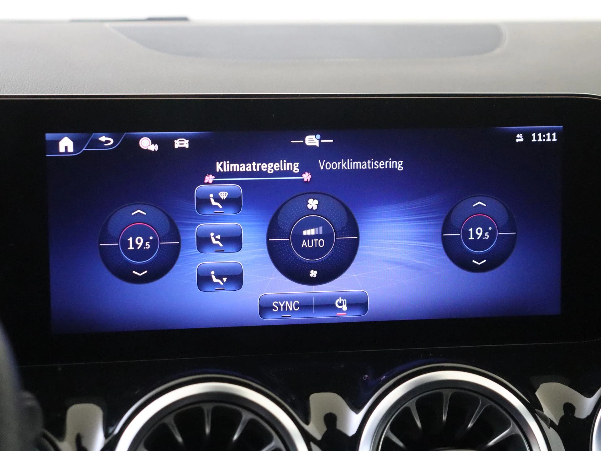 Mercedes-Benz-GLA-image-17