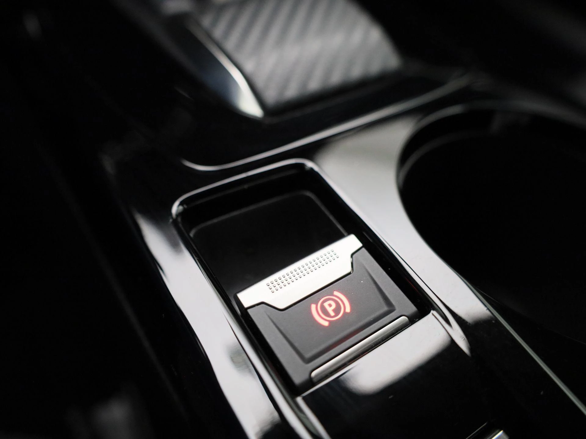 Peugeot-e-208-image-28