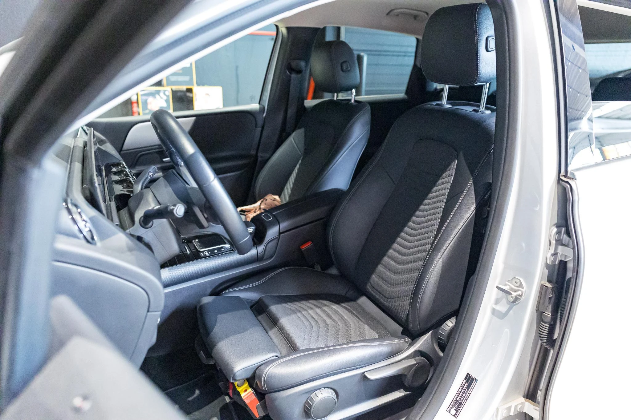 Mercedes-Benz-B-Klasse-image-18