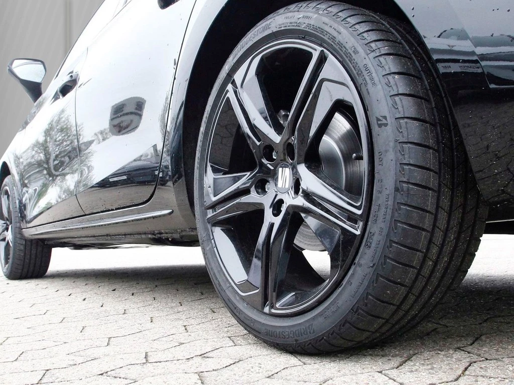 SEAT Leon Sportstourer eTSI UPE 46.330 FR Black Ed.