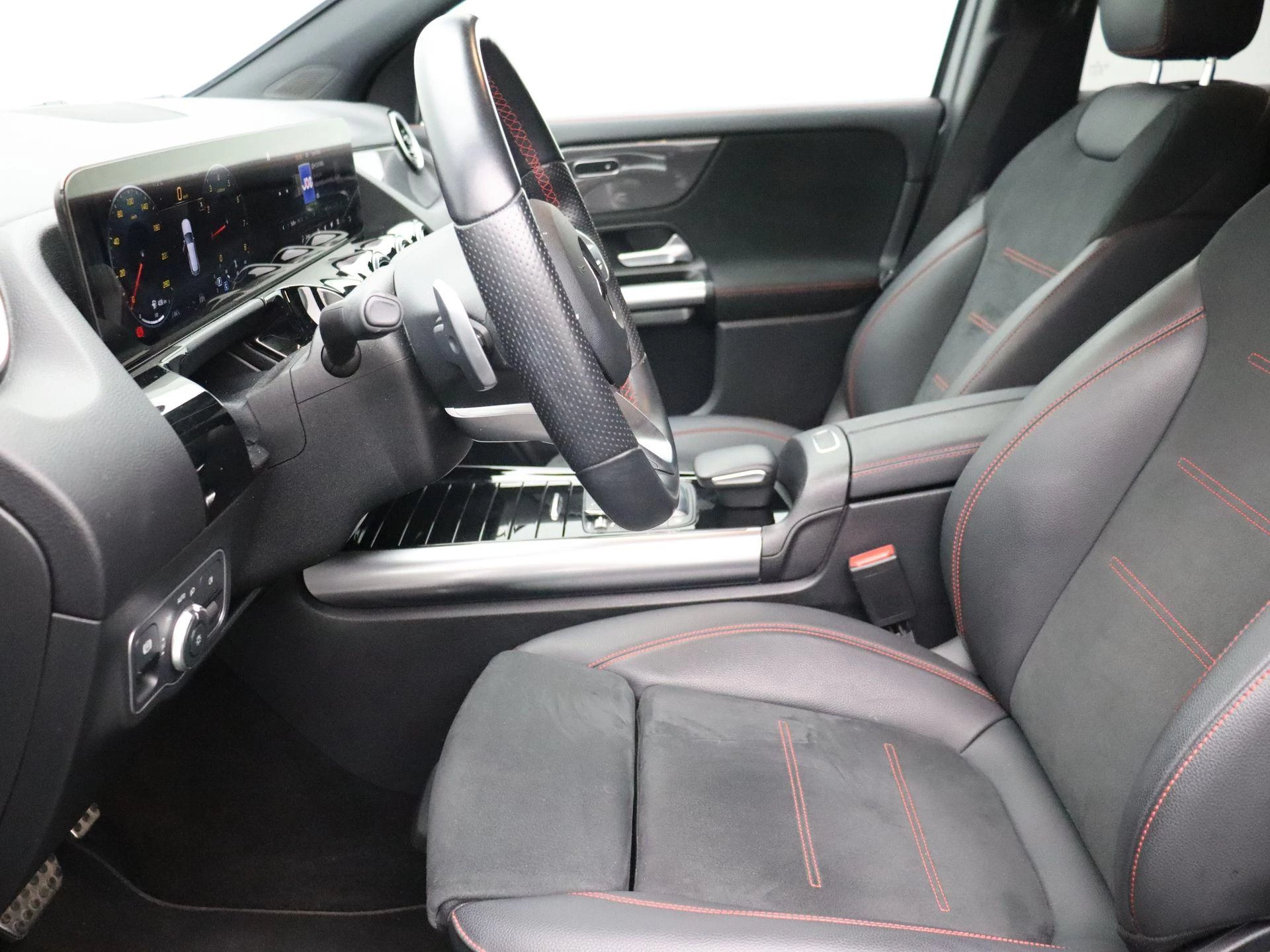 Mercedes-Benz GLA 180 AMG LINE + MULTIBEAM LED + CARPLAY + DISTRONIC PLUS +