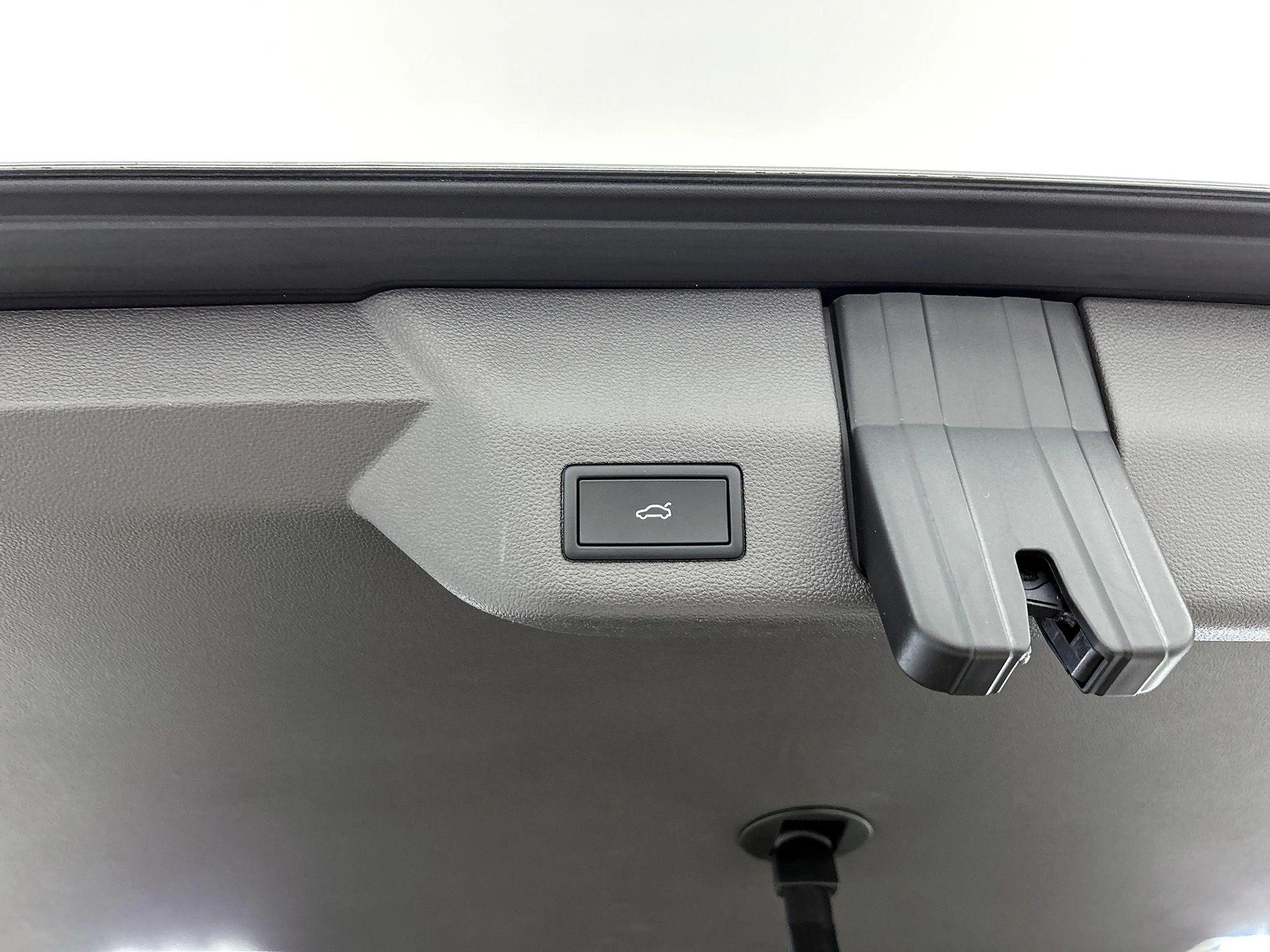 Volkswagen-Multivan-image-16