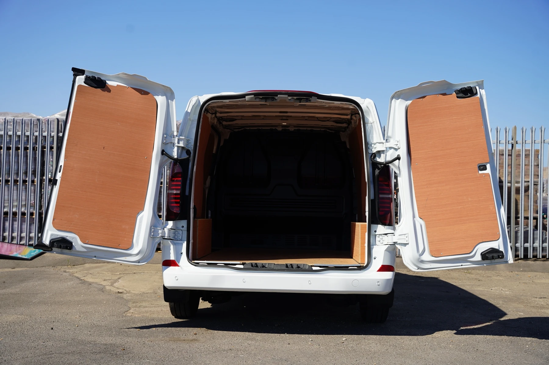 Volkswagen-Transporter-image-23