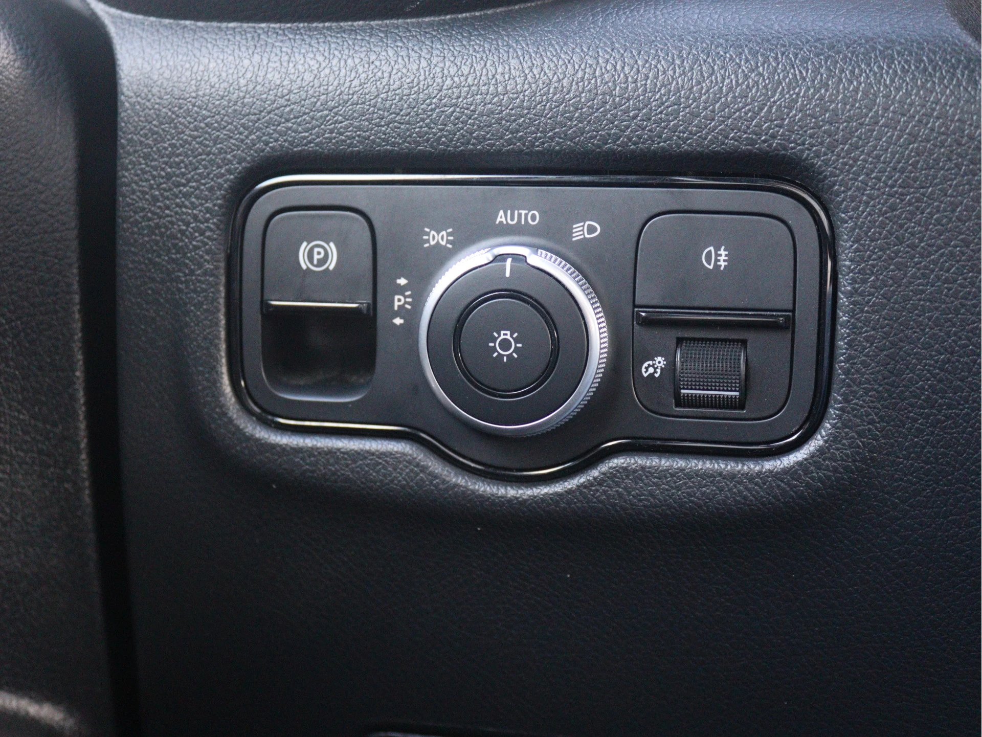 Mercedes-Benz-Vito-image-13