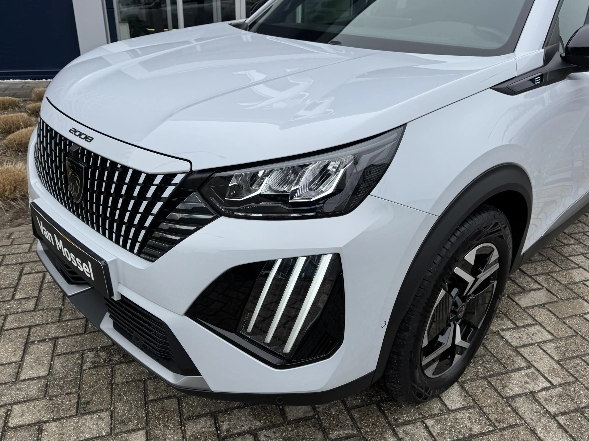Peugeot-e-2008-image-8
