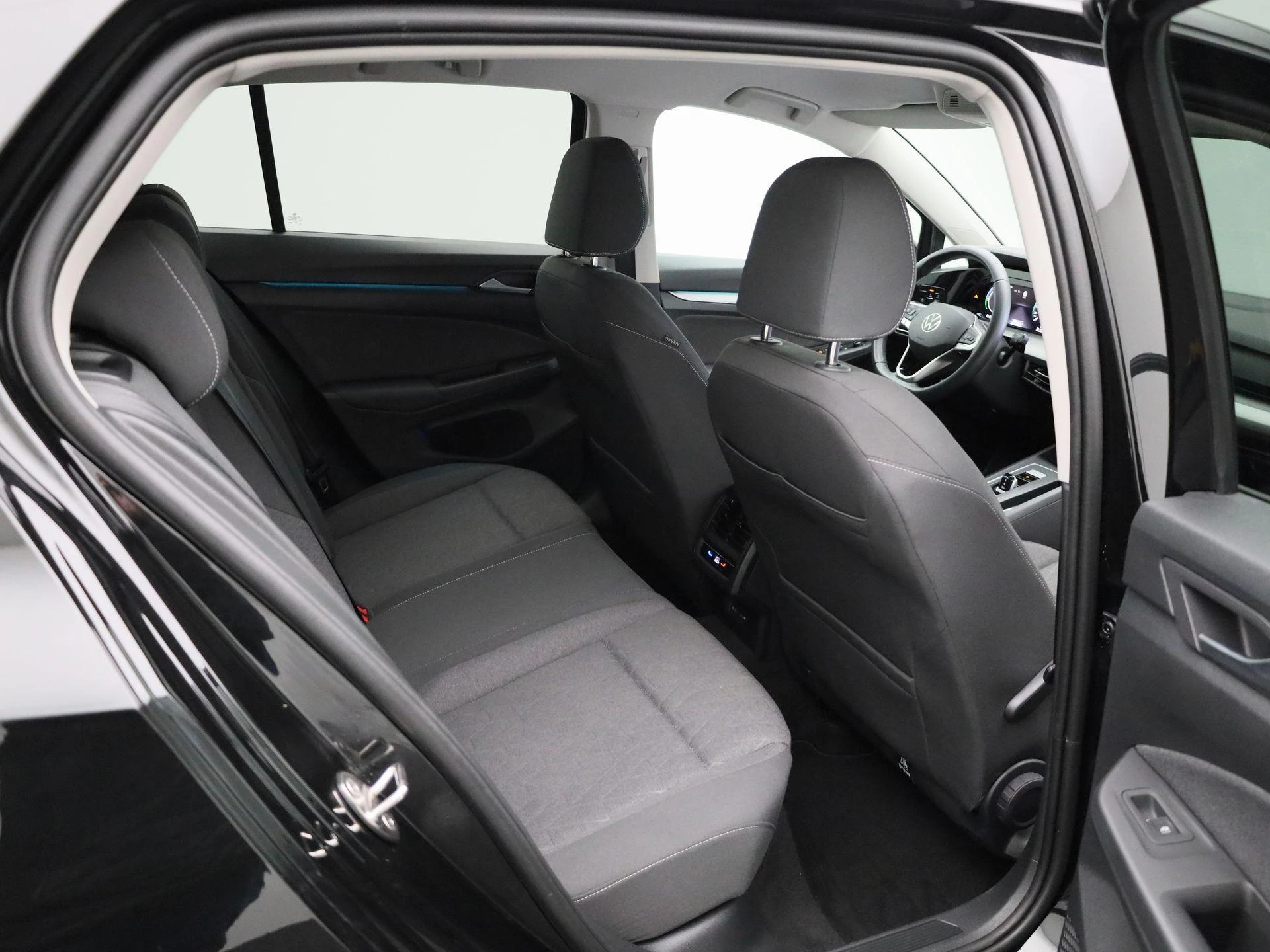 Volkswagen-Golf-image-27
