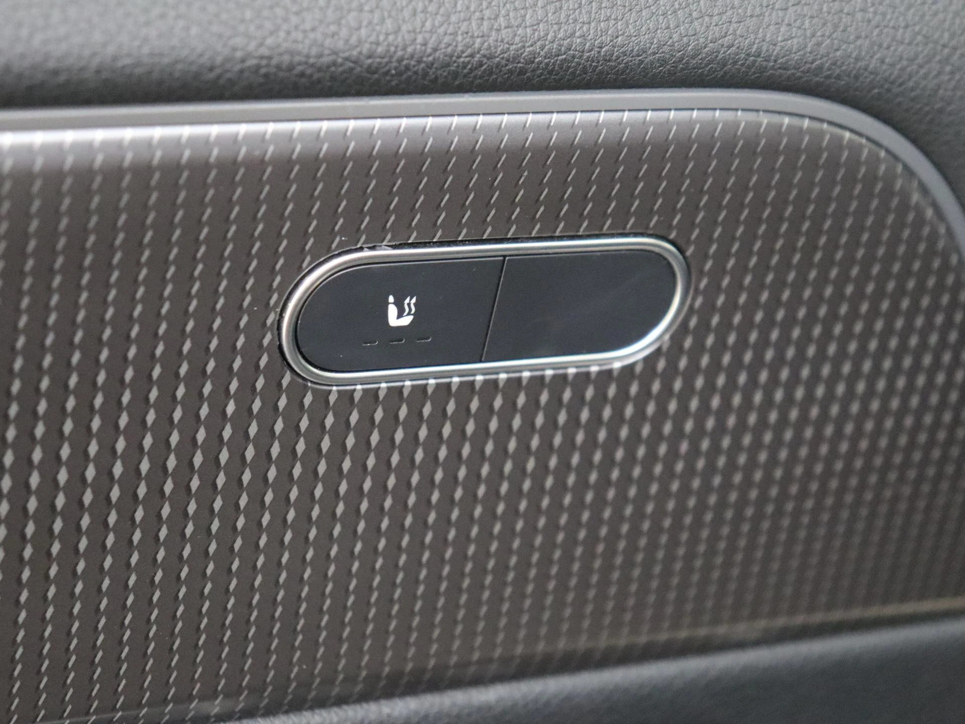 Mercedes-Benz-GLA-image-25