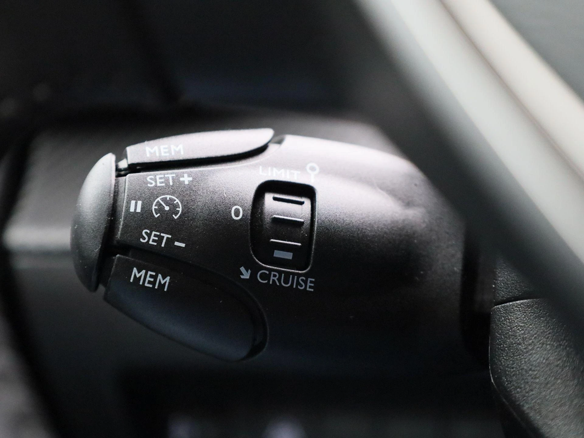 Peugeot-e-2008-image-19