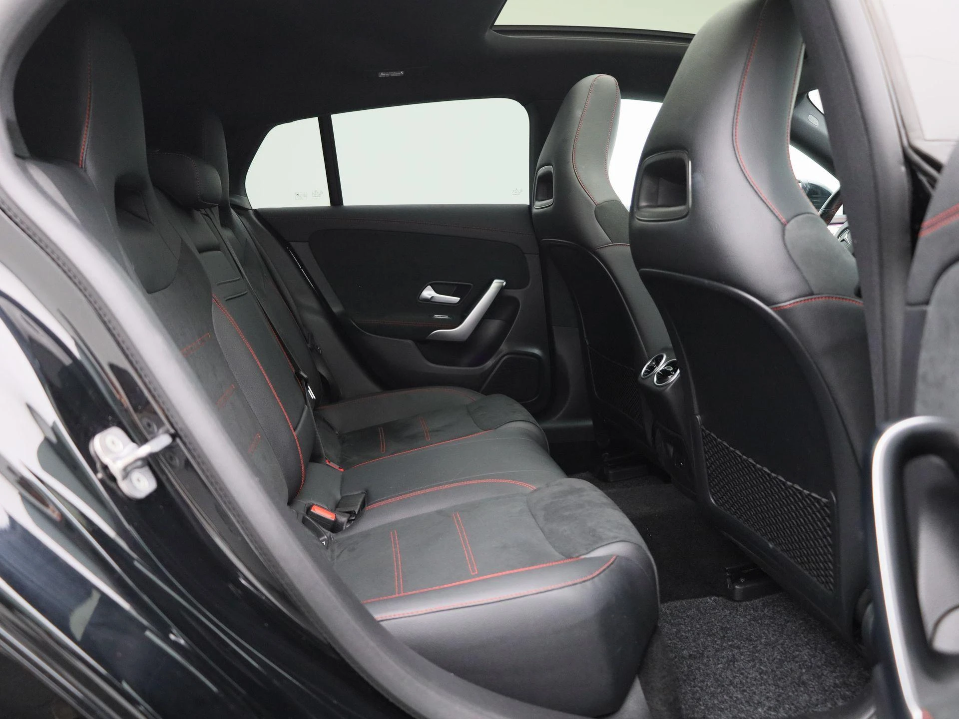 Mercedes-Benz-CLA-image-40