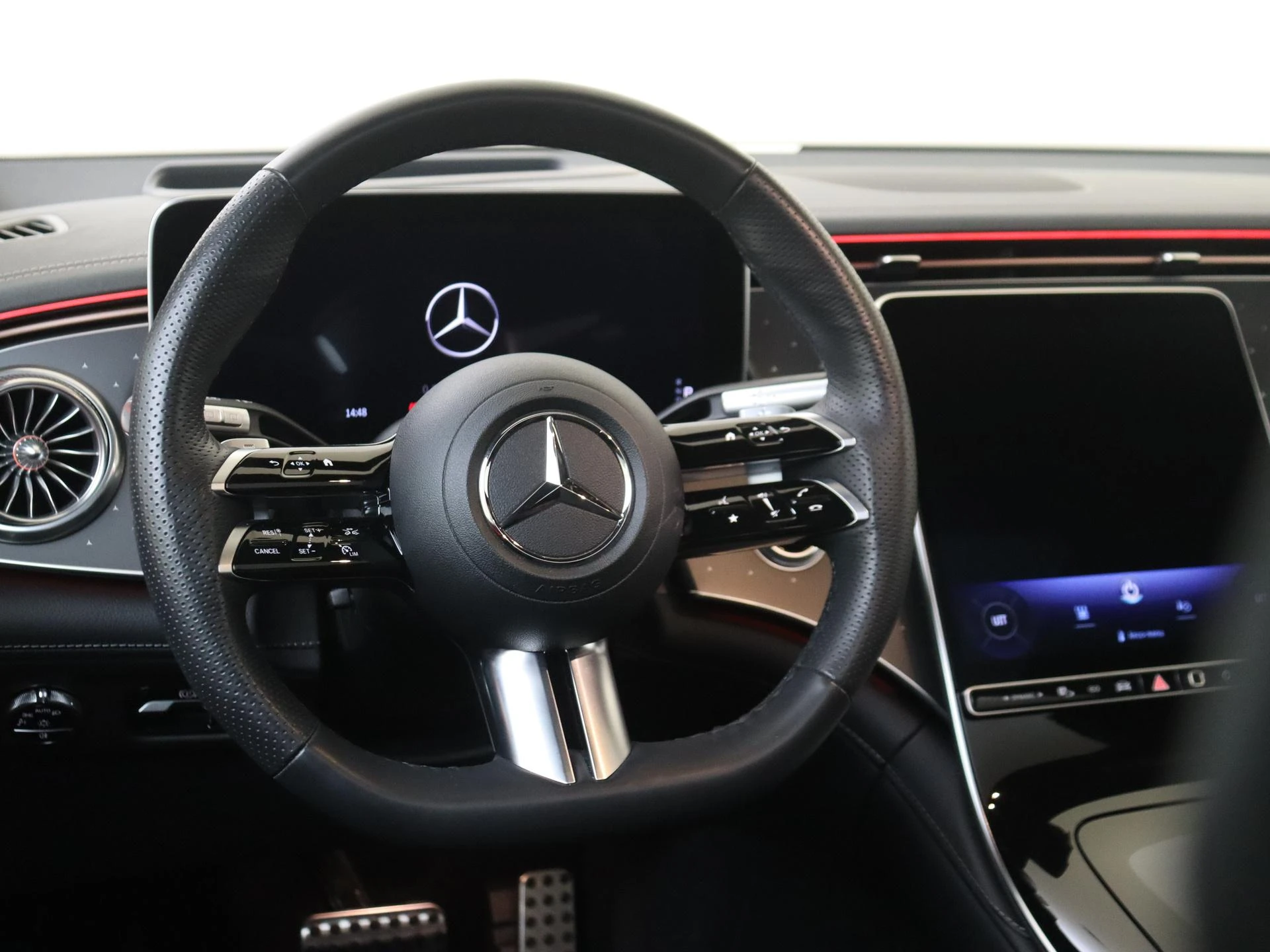 Mercedes-Benz-EQS-image-9
