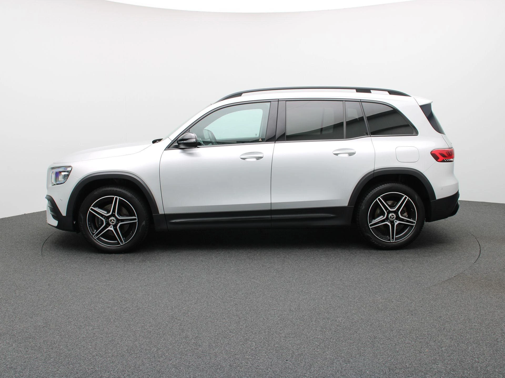 Mercedes-Benz-GLB-image-3