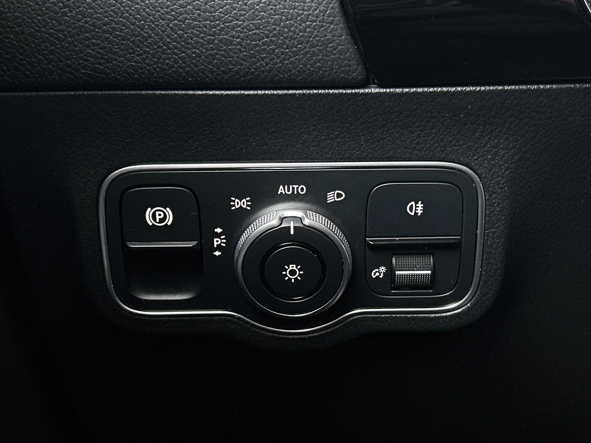 Mercedes-Benz-GLA-image-15