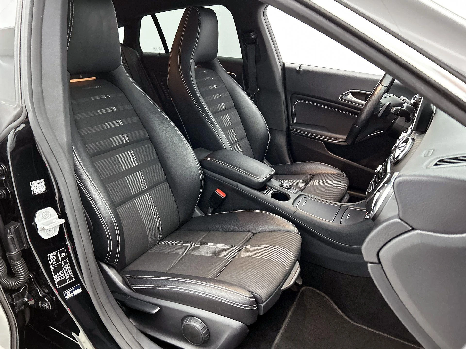 Mercedes-Benz-CLA-image-38