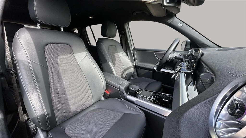 Mercedes-Benz-EQB-image-23
