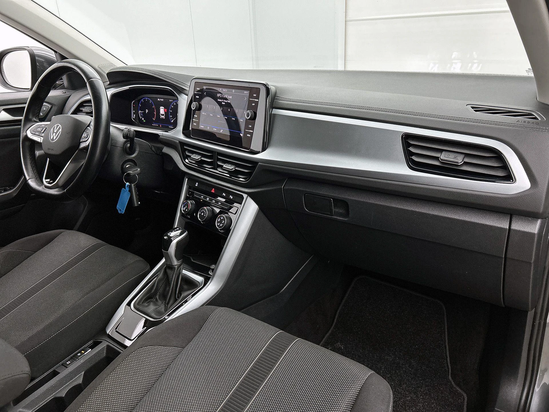 Volkswagen-T-Roc-image-20