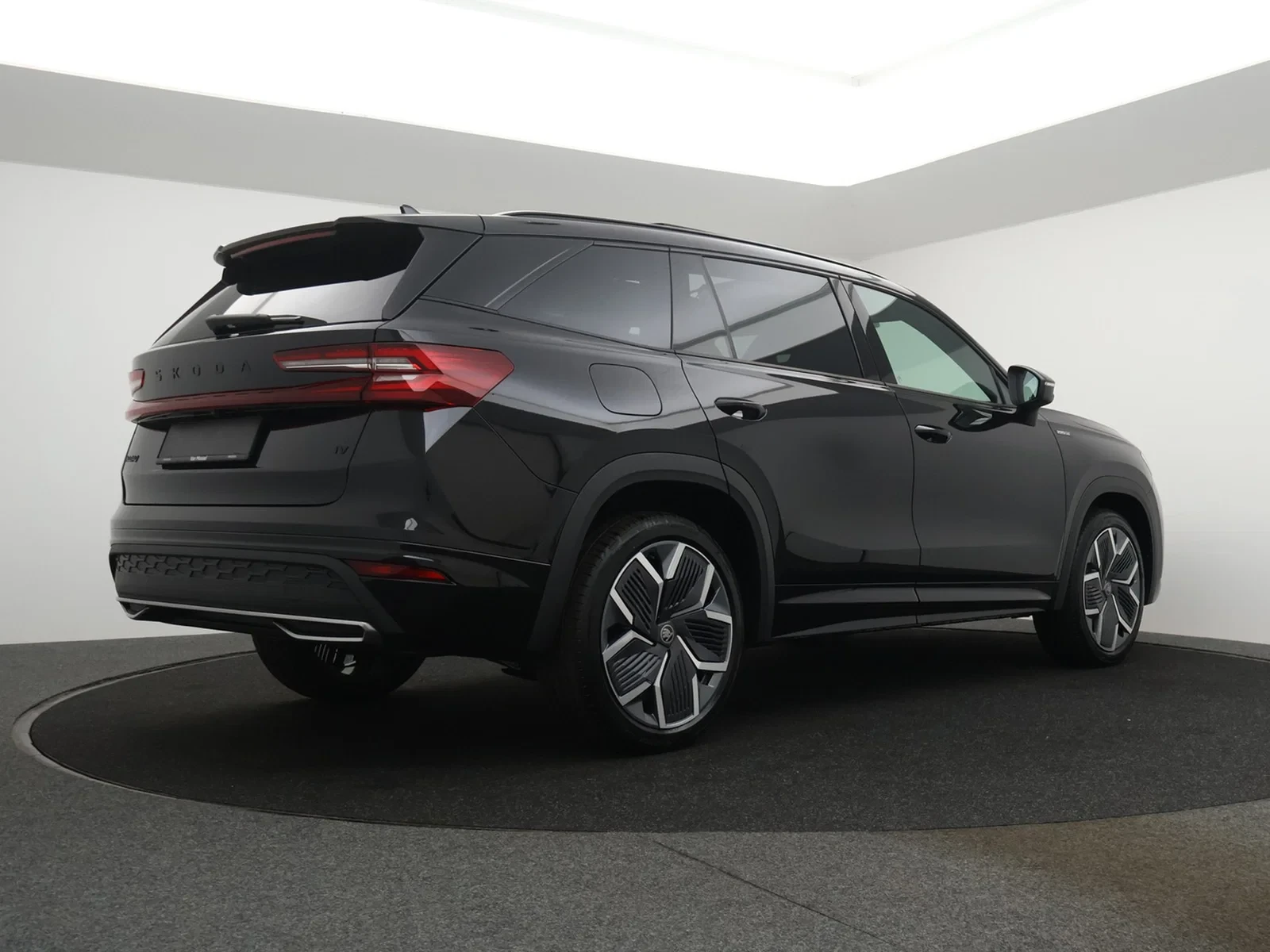 Škoda Kodiaq PHEV Kodiaq Sportline PHEV 1.5TSI 204PK *AUTOMAAT*PANO*SPORTSEATS*NAVI*APP CONNECT*BLTH*CRUISE*PDC*...