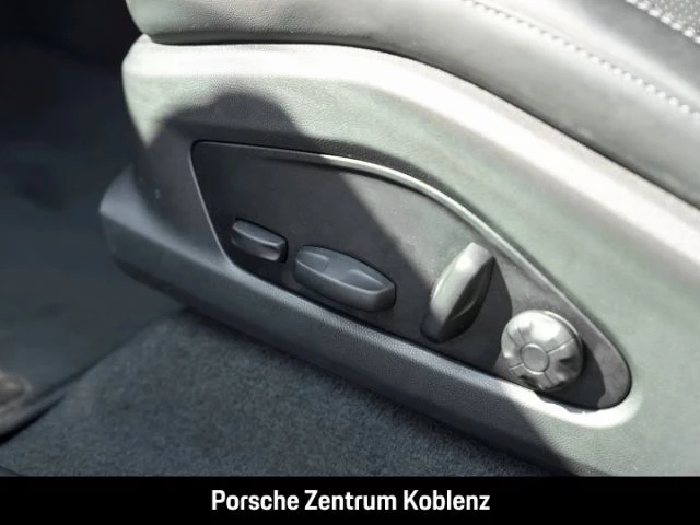 Porsche Macan 4 -