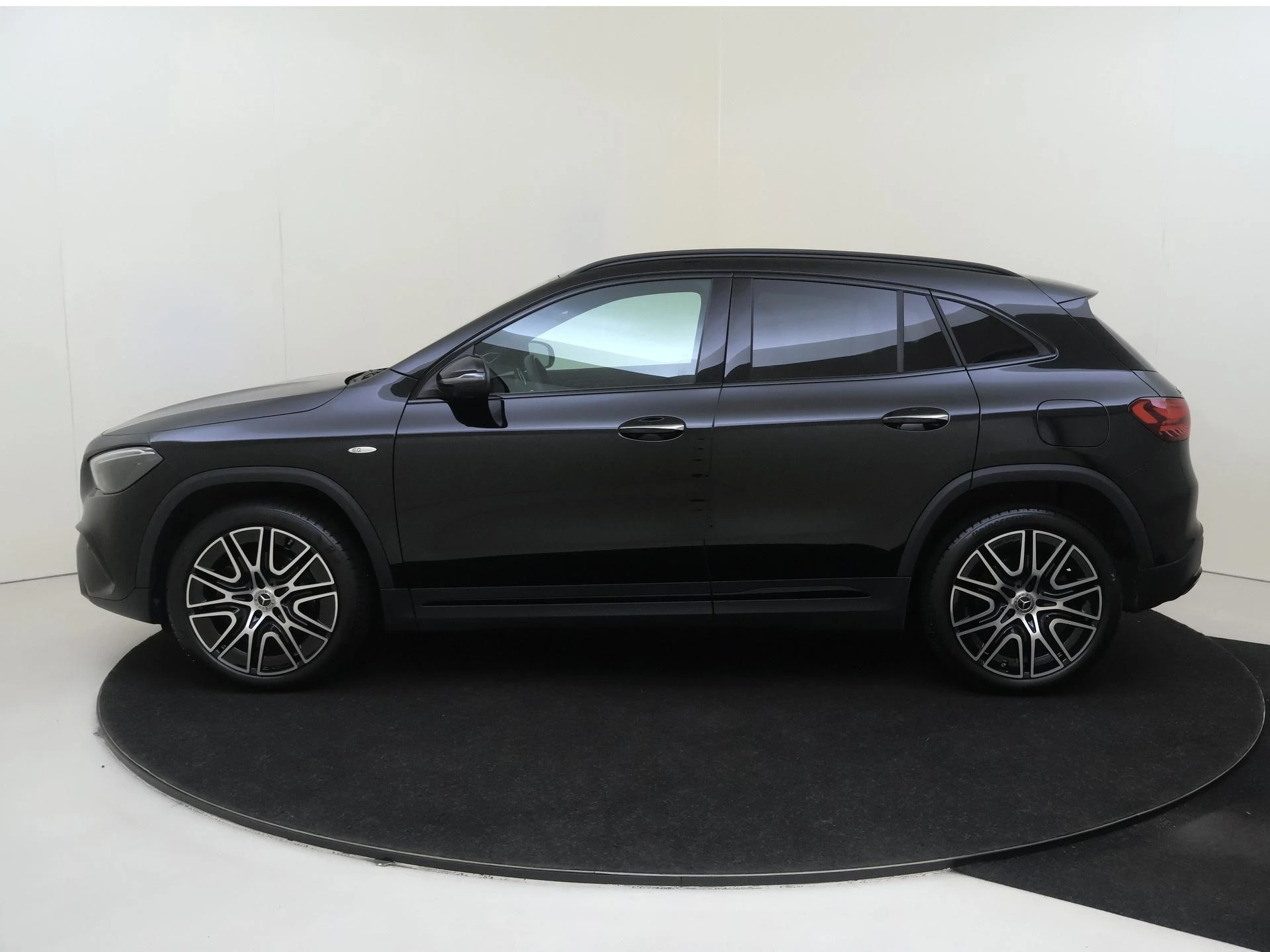 Mercedes-Benz-GLA-image-6