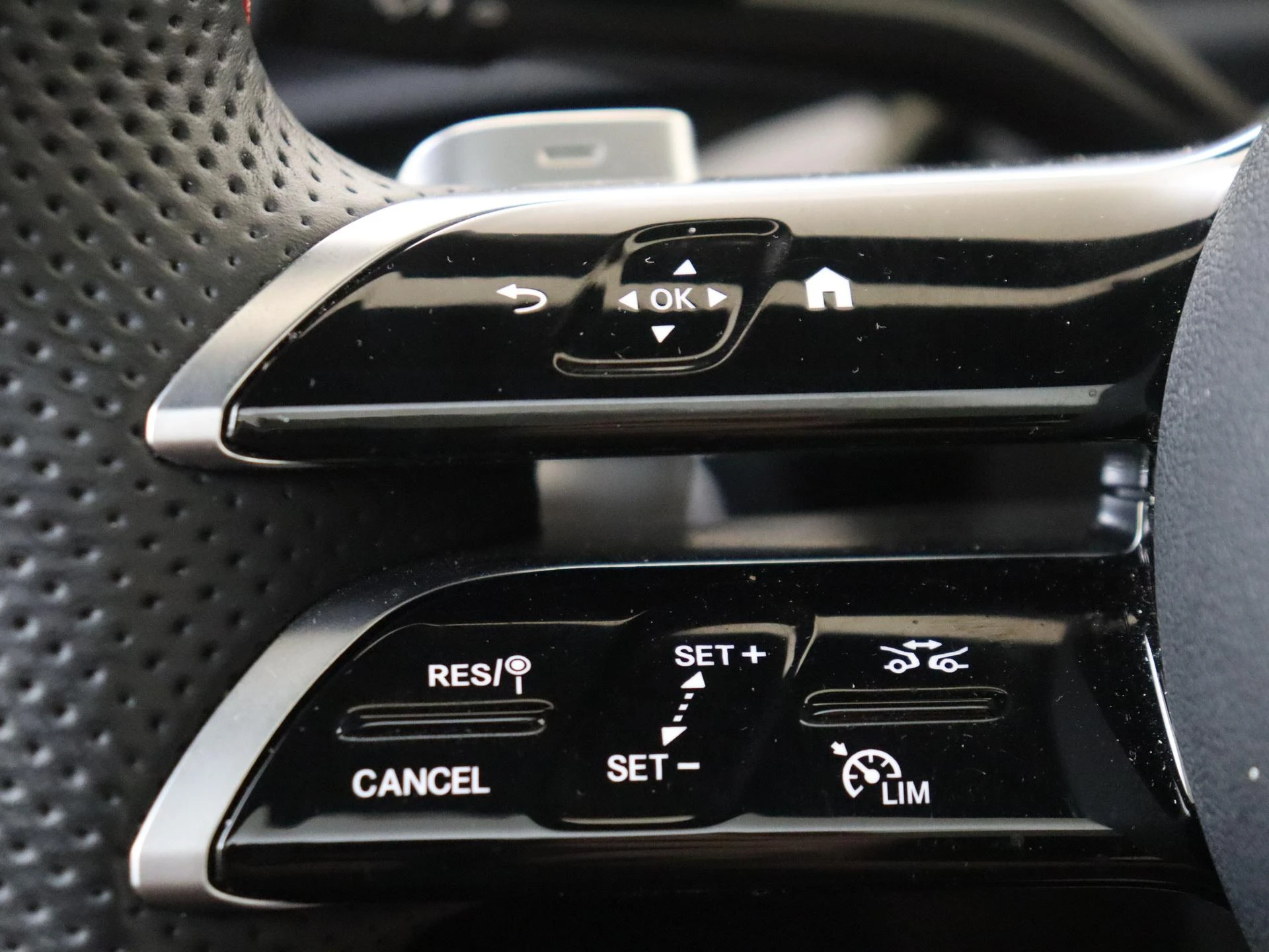 Mercedes-Benz-A-Klasse-image-12
