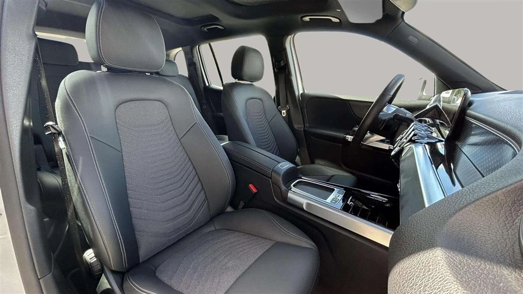 Mercedes-Benz-EQB-image-15