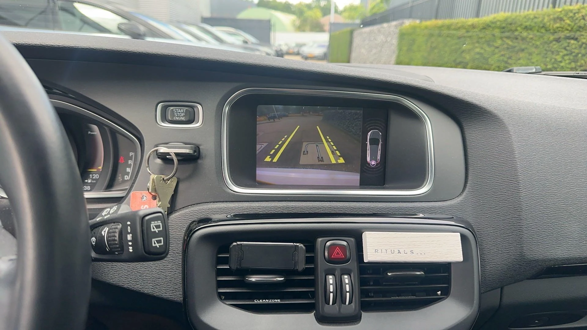 Volvo-V40-image-2