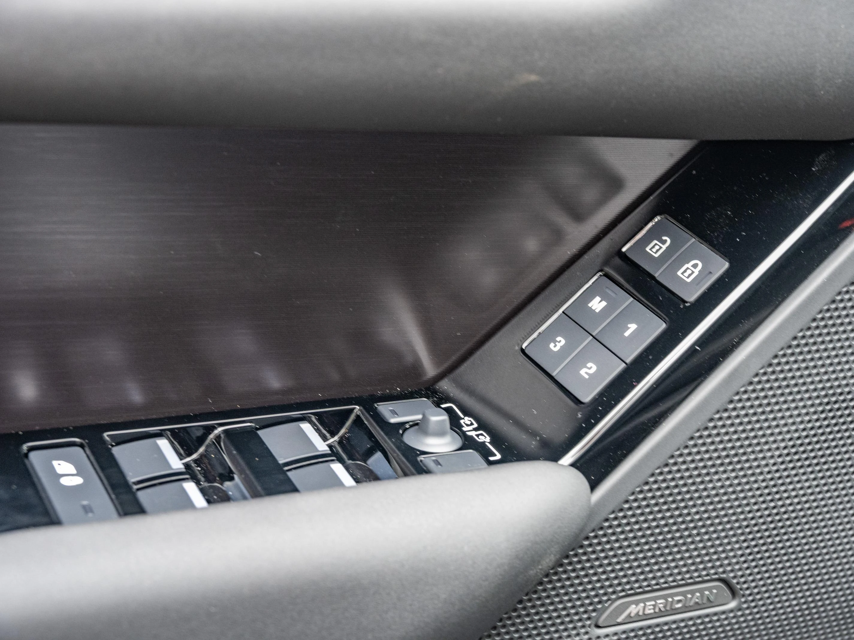 Land Rover-Range Rover Velar-image-16
